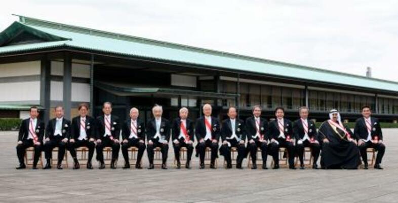 　大綬章の親授式を終え、記念写真に納まる受章者。左から７人目は尾辻秀久前参院議長、同８人目は戸倉三郎前最高裁長官＝１１日午前、宮殿・東庭