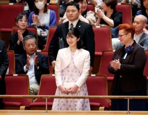 ウィーン少年合唱団のコンサート鑑賞に臨まれる愛子さま=8日午後、東京・池袋の東京芸術劇場(代表撮影)