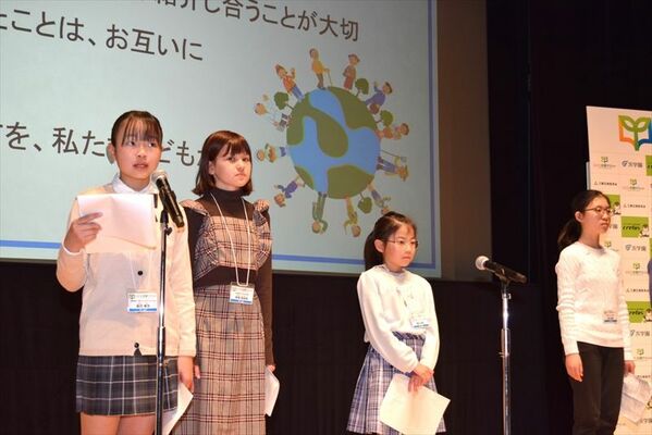 「こども新聞サミット」で取材成果を報告する富沢さん（左端）＝27日午後、東京都江東区