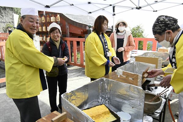 市民らに卵焼きを振る舞う太平山観光会のメンバー
