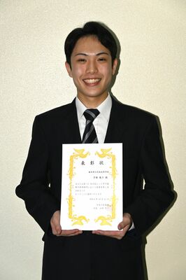 表彰状を手にする手塚龍斗さん