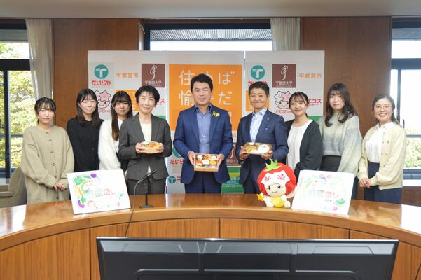 開発にかかわった宇都宮大生と佐藤市長（中央）ら
