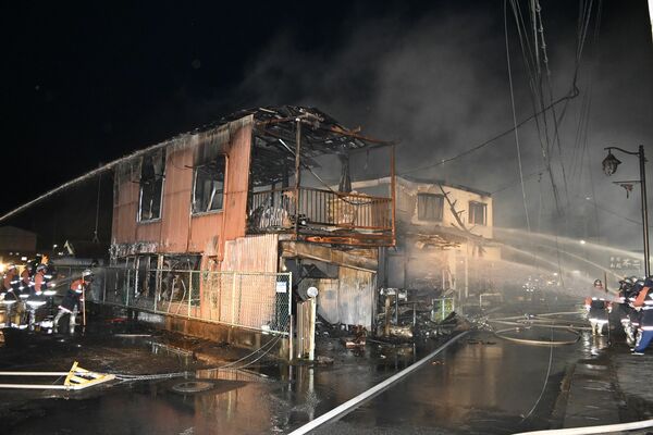 複数の建物から煙が上がる火災現場＝14日午前３時20分、益子町益子