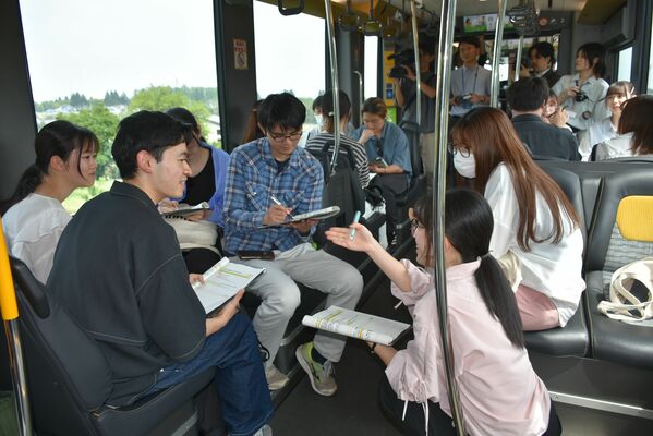 ＬＲＴの車内で投票率向上に向けた意見を交わす宇都宮大の学生たち