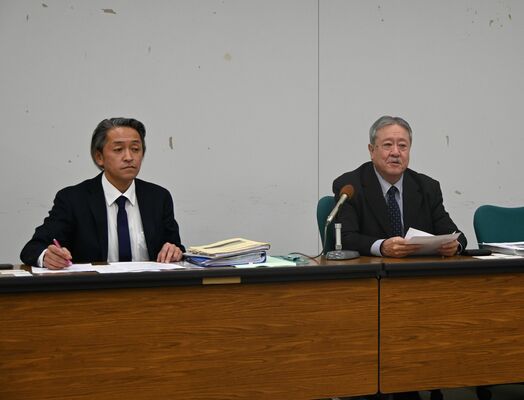 解散の理由などを説明する森下理事長（右）＝27日午前、県庁