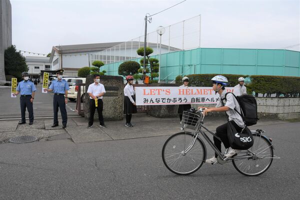 宇都宮東高の正門前で広報活動に参加する生徒ら