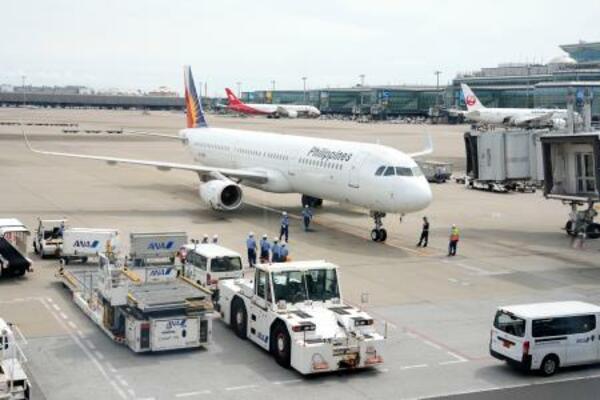 　羽田空港に到着した、フィリピンで殺害された日本人２人の遺体を乗せた民間機＝３日午後