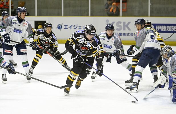 第２ピリオド17分、バックスのＤＦウイモネン（中央）がゴールに迫る＝日光霧降アイスアリーナ、森田大地撮影