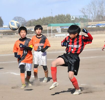 前半9分、上三川SC(宇河)のMF河野(右)が左足でゴールを決める=石井緑地サッカー場