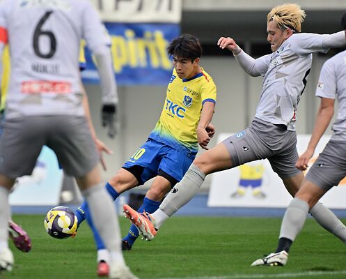 後半20分、栃木ＳＣのＦＷ五十嵐が得点につながるシュートを放つ＝カンセキスタジアムとちぎ、磯真奈美撮影