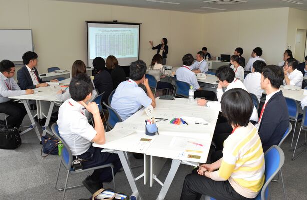 移住相談などへの理解を深めた研修会＝22日午後、県庁北別館