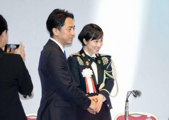 　第９３回自民党大会を終え、国歌斉唱を務めた陸上自衛隊中央音楽隊の鶫真衣３等陸曹（右）と握手する小泉進次郎防衛相＝２０２６年４月１２日、東京都内