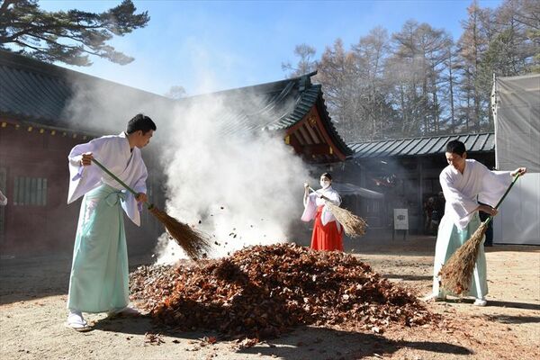 恒例の落ち葉たきを行う神職ら