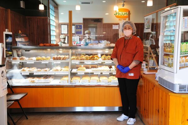 ナトリパンの店内に立つ森脇さん