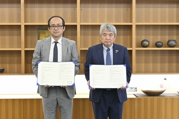 イオン小山店の菊川店長（左）と浅野市長
