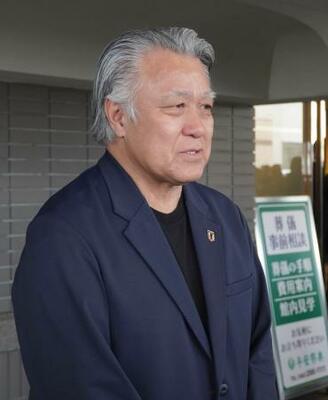 　取材に応じる日本サッカー協会の田嶋幸三名誉会長＝１７日、広島市