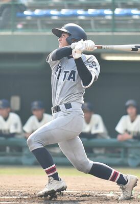 １回、宇北の藤田が右前適時打を放つ＝県営