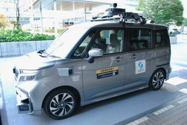 国会周辺で実証実験を始める自動運転車=17日午後、東京都千代田区の経産省