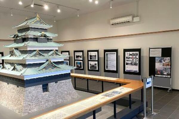 　写真パネルなどが展示された企画展＝皇居・東御苑（宮内庁提供）