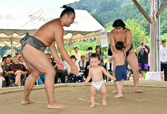 笑顔で子どもとの取組を披露する陸奥部屋の力士＝20日午前10時45分、足利市名草上町