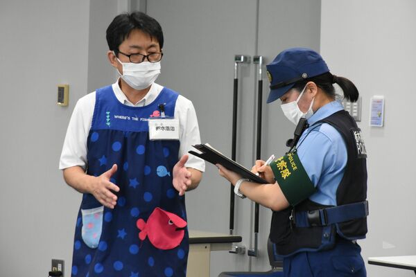 強盗事件を想定し、被害者役（左）から事情聴取する出場者＝14日午後、県警本部
