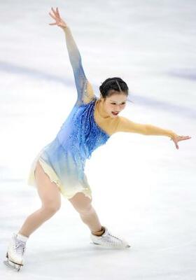女子フリー 演技する河辺愛菜=山新スイミングアリーナ