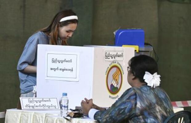 　２５日、ミャンマー・ヤンゴンで投票する有権者（共同）