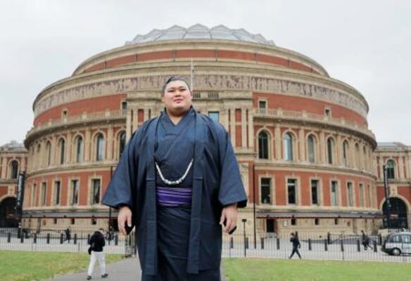 　大相撲のロンドン公演が開催されるロイヤル・アルバート・ホールの前でポーズをとる横綱大の里＝１２日、ロンドン（共同）