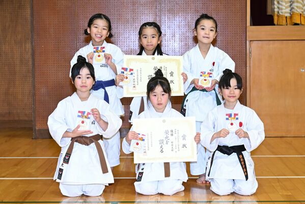 団体形、組手の優勝チーム