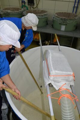 かい棒を操り仕込み作業を行う蔵人たち