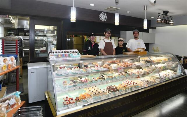 シックな店内と明るいメンバー