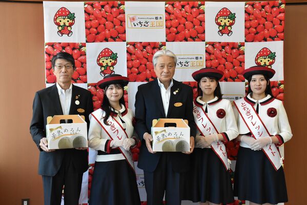 福田知事（中央）に抱負を語ったフレッシュメイトの３人ら＝18日午前、県庁