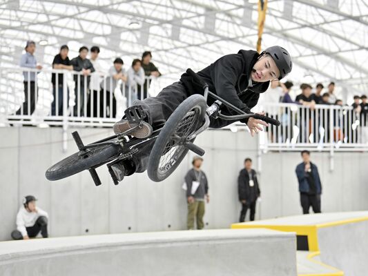 妙技を披露するBMXのライダー=28日午後2時25分、宇都宮市下平出町、磯真奈美撮影