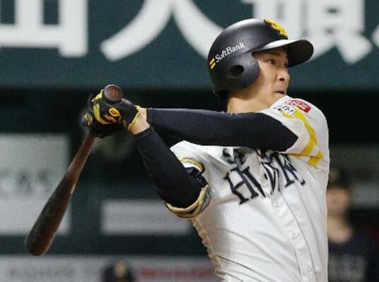 　２回ソフトバンク１死満塁、柳町が中前に２点打を放つ＝みずほペイペイドーム
