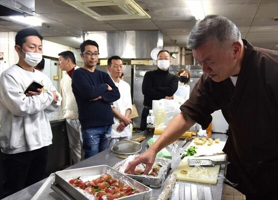 体験会の参加者に説明しながら江戸料理を作る福留さん（右）