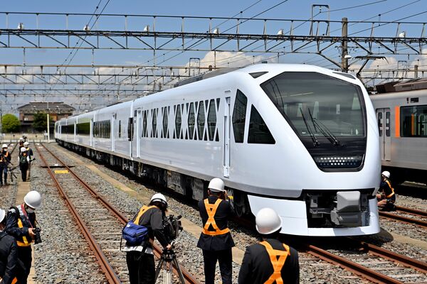 ７月15日から運行を開始する６両編成のスペーシアＸ＝16日午前、久喜市北広島