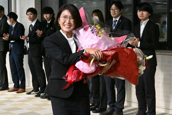 拍手で出迎えられる益子町長