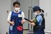 強盗事件を想定し、被害者役（左）から事情聴取する出場者＝14日午後、県警本部