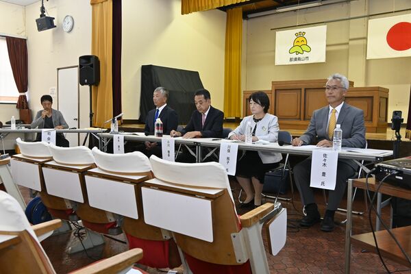 公開討論会に臨んだ(右から)青木、小川、川俣、佐々木の各氏=28日午後、那須烏山市中央2丁目
