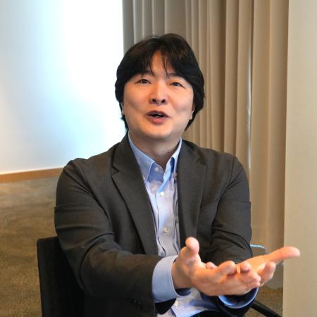 13日、インタビューに応じる山田和樹=ベルリン(共同)