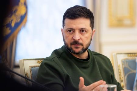 　２７日、ウクライナ・キーウの大統領府で取材に応じるゼレンスキー大統領（大統領府提供・共同）