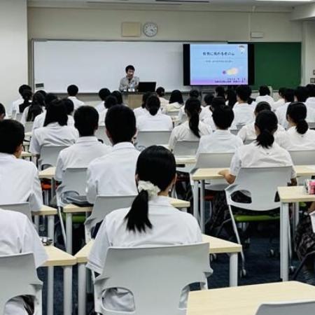 郡山高校「教育コース」生徒の前で講演する筆者=臨床教育研究所「虹」提供