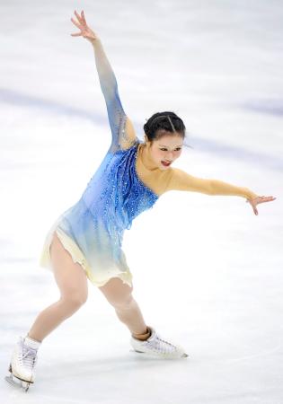 女子フリー 演技する河辺愛菜=山新スイミングアリーナ