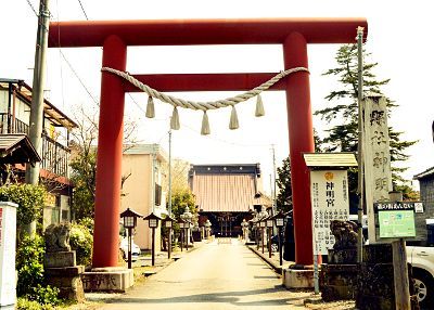 神明造りの社殿への入口の鳥居