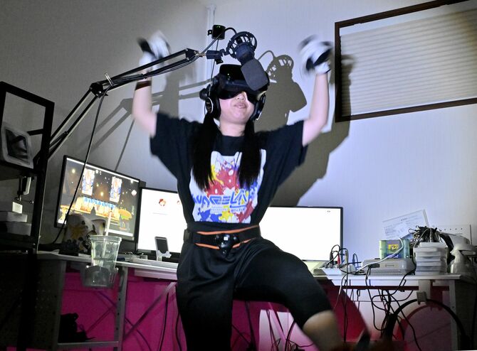 身ぶり手ぶりを交えながら歌う青木さん＝11月26日午後11時10分、埼玉県内、近藤文則撮影