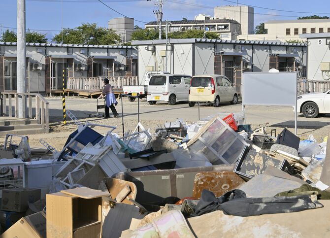 仮設住宅も床上浸水し、家財道具が敷地に積み上げられた。