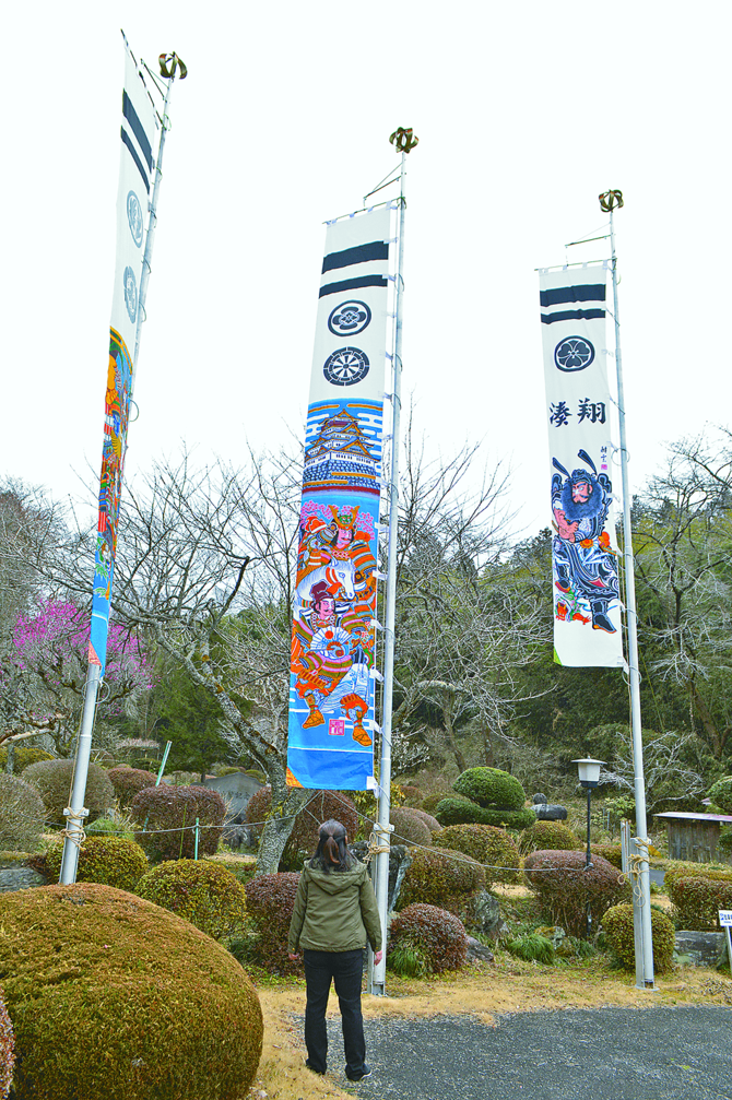 春の空にはためく「武者絵のぼり」
