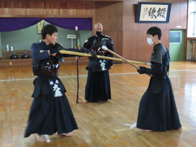 鈴木利広さん（写真中）の指導のもと、地元開催の国体で優勝をしました