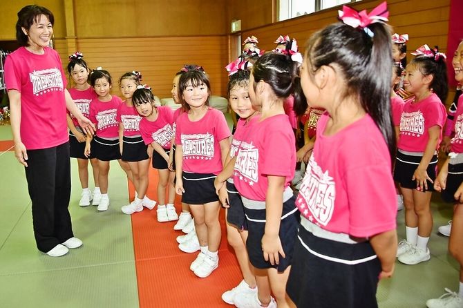 鎌形コーチ(写真左)の指導のもと、幅広い年代の子どもたちが元気にダンスの練習に励んでいます。