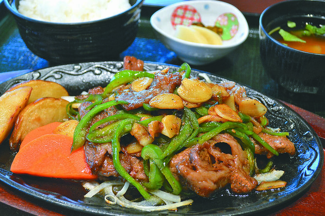 甘辛の自家製だれで炒めた国産牛肉とガーリックの最強コラボレーション
